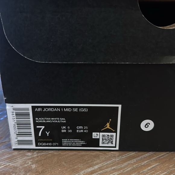 Jordan 1 mid se black/taxi/sail sz 7 youth or 8.5 womans new in box - Picture 2 of 4
